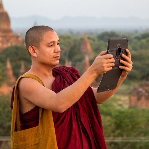 Modern Monk  Taken at Latitude/Longitude:21.160003/94.858868.  km       (Map link) : Km to   in, Birma, geo:lat=21.160003, geo:lon=94.858868, geotagged, myanmar