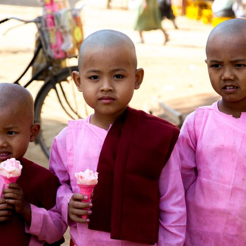 Young nuns eating icecream  Taken at Latitude/Longitude:21.170432/94.866275.  km       (Map link) : Km to   in, Birma, Yangon, geo:lat=21.170432, geo:lon=94.866275, geotagged, myanmar, selectie Birma