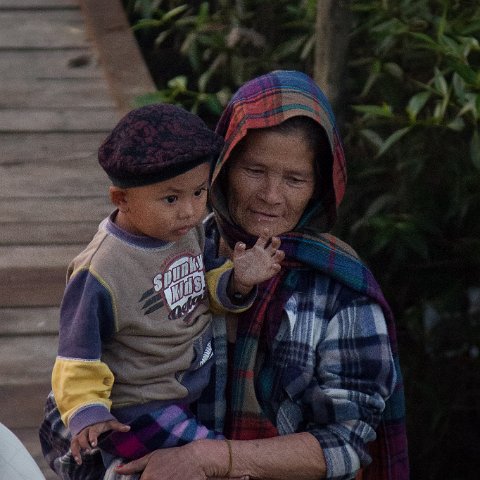 Modern grandma  Taken at Latitude/Longitude:20.159971/92.902191.  km       (Map link) : Km to   in, Birma, geo:lat=20.159971, geo:lon=92.902191, geotagged, hdr basis, myanmar : spider woman 10 birma