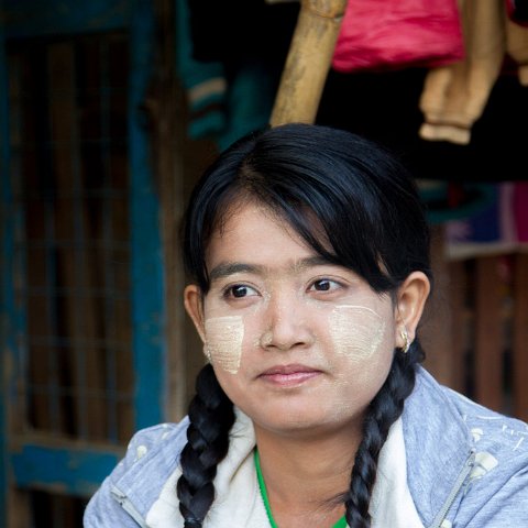 Raikhaing Lady near Mrauk-U with traditional Thanaka on face  Taken at Latitude/Longitude:20.596873/93.262629.  km       (Map link) : Km to   in, Birma, Klik hier om trefwoorden toe te voegen, Panmyaung, Yangon, geo:lat=20.596873, geo:lon=93.262629, geotagged, hdr basis, myanmar, selectie Birma
