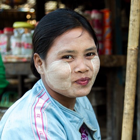 Raikhaing Lady near Mrauk-U with traditional Thanaka on face  Taken at Latitude/Longitude:20.596854/93.262635.  km       (Map link) : Km to   in, Birma, Klik hier om trefwoorden toe te voegen, Panmyaung, Yangon, geo:lat=20.596854, geo:lon=93.262635, geotagged, hdr basis, myanmar, selectie Birma