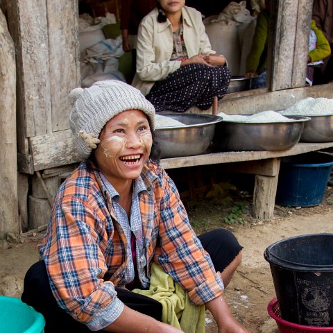 Selling Fish at Market near Mrauk-U  Taken at Latitude/Longitude:20.595179/93.262236.  km       (Map link) : Km to   in, Birma, Klik hier om trefwoorden toe te voegen, Panmyaung, Yangon, geo:lat=20.595179, geo:lon=93.262236, geotagged, hdr basis, myanmar, selectie Birma