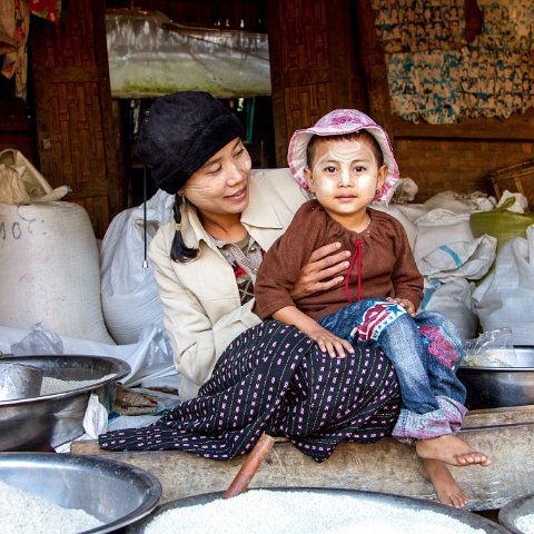 Selling Rice at Market near Mrauk-U  Taken at Latitude/Longitude:20.595166/93.262234.  km       (Map link) : Km to   in, Birma, Klik hier om trefwoorden toe te voegen, Panmyaung, Yangon, geo:lat=20.595166, geo:lon=93.262234, geotagged, hdr basis, myanmar, selectie Birma