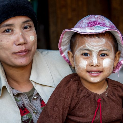 Mother with daughter with traditional thanaka on face.  Taken at Latitude/Longitude:20.595166/93.262234.  km       (Map link) : Km to   in, Birma, Klik hier om trefwoorden toe te voegen, Panmyaung, Yangon, geo:lat=20.595166, geo:lon=93.262234, geotagged, hdr basis, myanmar, selectie Birma