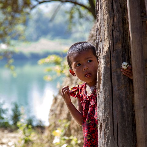 Kids in village of ladies with spider tattoo  Taken at Latitude/Longitude:20.707173/93.219403.  km       (Map link) : Km to   in, Birma, Mawywa, Yangon, geo:lat=20.707173, geo:lon=93.219403, geotagged, hdr basis, myanmar, selectie Birma