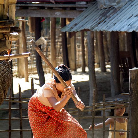 Chopping wood  Taken at Latitude/Longitude:20.708606/93.256103.  km       (Map link) : Km to   in, Birma, Yangon, geo:lat=20.708606, geo:lon=93.256103, geotagged, hdr basis, myanmar, selectie Birma