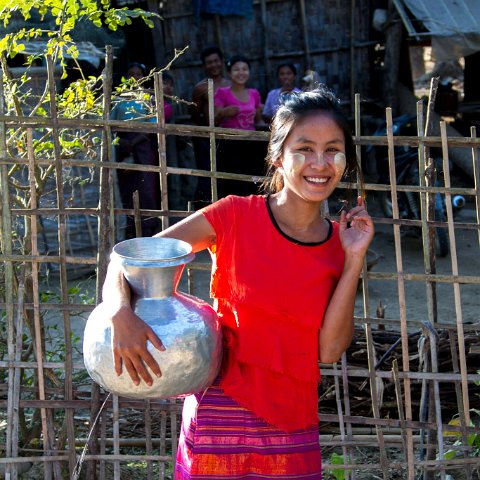 Fetching Water  Taken at Latitude/Longitude:20.598783/93.226356.  km       (Map link) : Km to   in, Birma, Yangon, geo:lat=20.598783, geo:lon=93.226356, geotagged, myanmar, selectie Birma