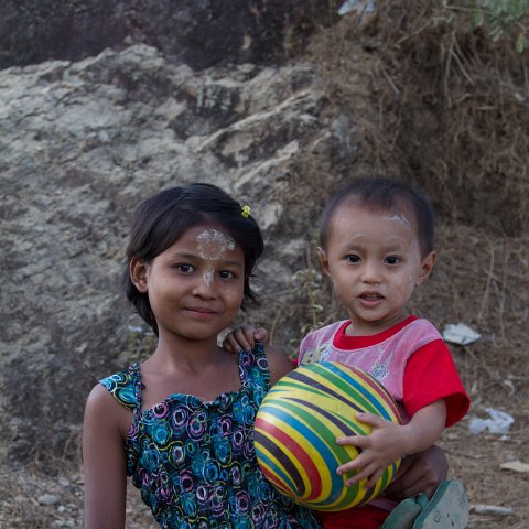 Kids in Mrauk-U  Taken at Latitude/Longitude:20.594611/93.198029.  km       (Map link) : Km to   in, Birma, Yangon, geo:lat=20.594611, geo:lon=93.198029, geotagged, myanmar