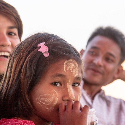 Who are you?  Stopping place near Minbya Taken at Latitude/Longitude:20.391332/93.287359.  km       (Map link) : Km to   in, Birma, geo:lat=20.391332, geo:lon=93.287359, geotagged, myanmar