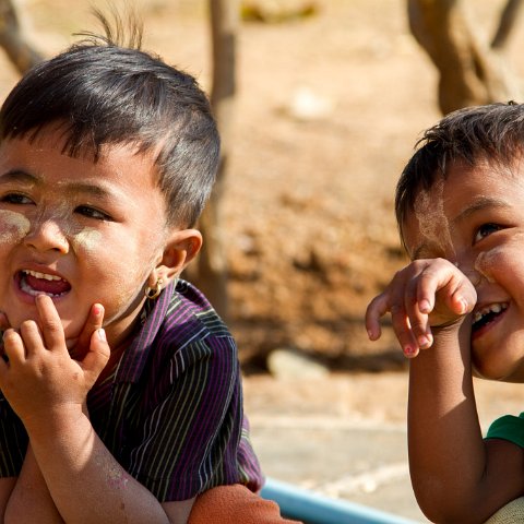 Kids  Taken at Latitude/Longitude:21.150762/94.891582.  km       (Map link) : Km to   in, Birma, Yangon, geo:lat=21.150762, geo:lon=94.891582, geotagged, myanmar, selectie Birma
