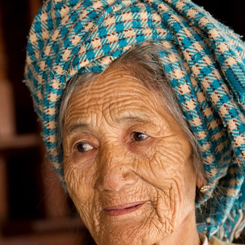 Old lady  Taken at Latitude/Longitude:21.158132/94.901047.  km       (Map link) : Km to   in, Birma, Yangon, geo:lat=21.158132, geo:lon=94.901047, geotagged, myanmar, selectie Birma