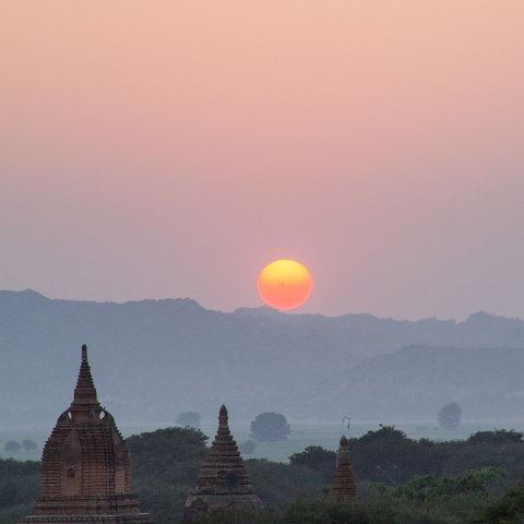 Sunset at Bagan  Taken at Latitude/Longitude:21.159979/94.858912.  km       (Map link) : Km to   in, Birma, Yangon, geo:lat=21.159979, geo:lon=94.858912, geotagged, myanmar, selectie Birma