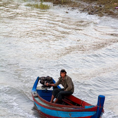 Fast boat  Taken at Latitude/Longitude:20.160255/92.902609.  km       (Map link) : Km to   in, Birma, geo:lat=20.160255, geo:lon=92.902609, geotagged, hdr basis, myanmar