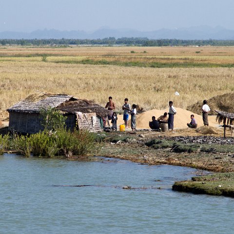 Boat Sittwe to Mrauk-U  Taken at Latitude/Longitude:20.512362/93.149592.  km       (Map link) : Km to   in, Birma, Yangon, geo:lat=20.512362, geo:lon=93.149592, geotagged, hdr basis, myanmar