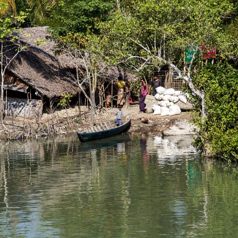 Boat Sittwe to Mrauk-U  Taken at Latitude/Longitude:20.524358/93.150401.  km       (Map link) : Km to   in, Birma, Yangon, geo:lat=20.524358, geo:lon=93.150401, geotagged, hdr basis, myanmar
