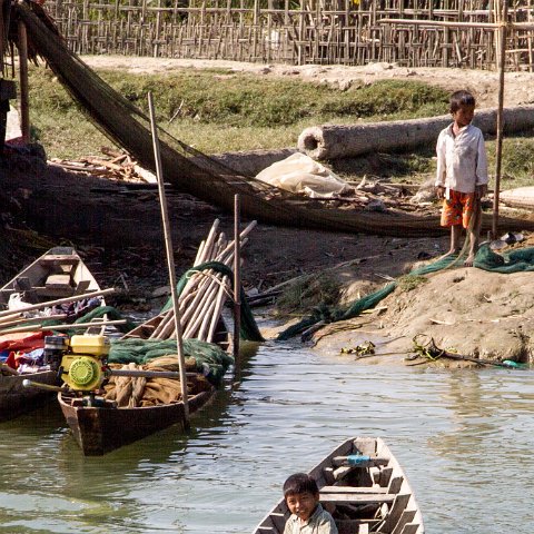 Boat Sittwe to Mrauk-U  Taken at Latitude/Longitude:20.561610/93.172806.  km       (Map link) : Km to   in, Birma, Yangon, geo:lat=20.561610, geo:lon=93.172806, geotagged, hdr basis, myanmar