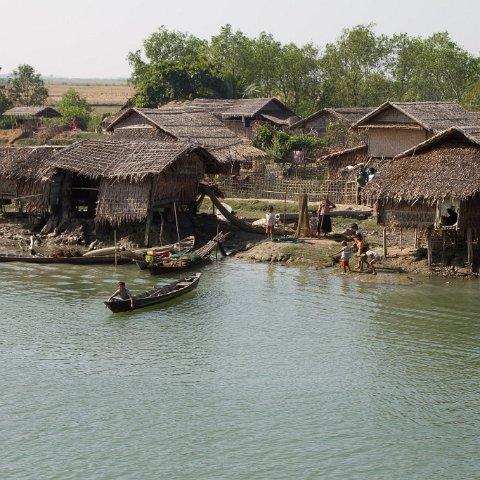 Boat Sittwe to Mrauk-U  Taken at Latitude/Longitude:20.561610/93.172806.  km       (Map link) : Km to   in, Birma, Yangon, geo:lat=20.561610, geo:lon=93.172806, geotagged, hdr basis, myanmar