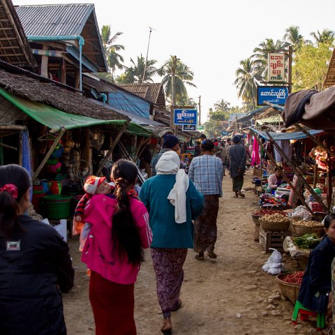 Market near Mrauk-U  Taken at Latitude/Longitude:20.595839/93.262338.  km       (Map link) : Km to   in, Birma, Klik hier om trefwoorden toe te voegen, Panmyaung, Yangon, geo:lat=20.595839, geo:lon=93.262338, geotagged, hdr basis, myanmar, selectie Birma