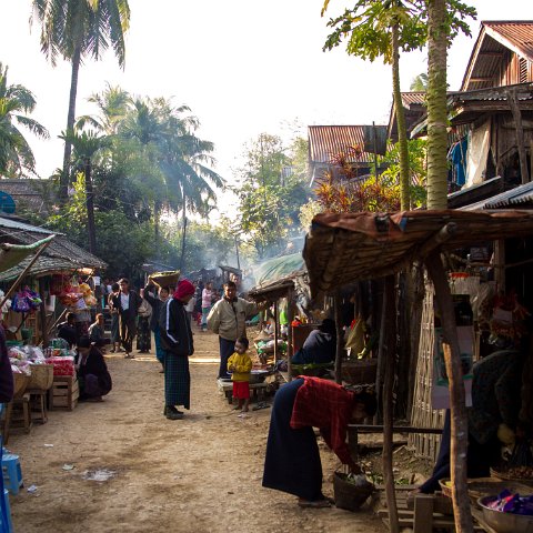 Streetlife in small river village  Taken at Latitude/Longitude:20.595046/93.262161.  km       (Map link) : Km to   in, Birma, Klik hier om trefwoorden toe te voegen, Panmyaung, geo:lat=20.595046, geo:lon=93.262161, geotagged, hdr basis, myanmar