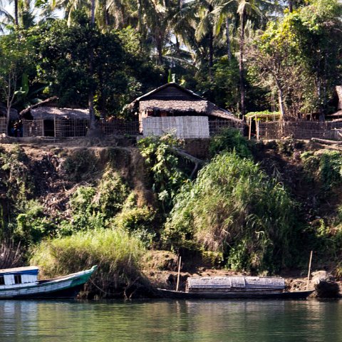 Living at the edge  Taken at Latitude/Longitude:20.666052/93.238464.  km       (Map link) : Km to   in, Birma, Yangon, geo:lat=20.666052, geo:lon=93.238464, geotagged, myanmar, selectie Birma