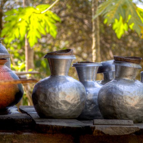 Watercans in village of ladies with spider tattoos : Birma, Mawywa, Yangon, hdr result, myanmar, selectie Birma