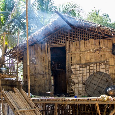 smoke  Taken at Latitude/Longitude:20.708804/93.256386.  km       (Map link) : Km to   in, Birma, Yangon, geo:lat=20.708804, geo:lon=93.256386, geotagged, hdr basis, myanmar, selectie Birma
