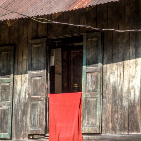 Drying laundry  Monastery in Mrauk-U : Birma, myanmar