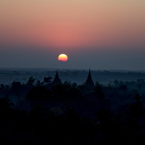 Sunset Mrauk-U  Taken at Latitude/Longitude:20.593385/93.192366.  km       (Map link) : Km to   in, Birma, Yangon, geo:lat=20.593385, geo:lon=93.192366, geotagged, myanmar, selectie Birma