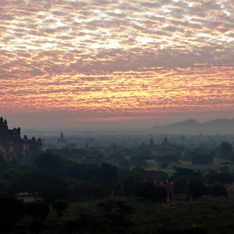 Sunrise Bagan III  Taken at Latitude/Longitude:21.163769/94.866272.  km       (Map link) : Km to   in, Birma, Yangon, geo:lat=21.163769, geo:lon=94.866272, geotagged, myanmar, selectie Birma