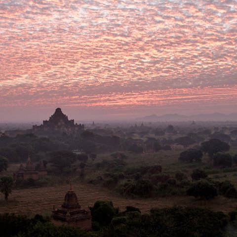Sunrise Bagan II  Taken at Latitude/Longitude:21.163739/94.866330.  km       (Map link) : Km to   in, Birma, Yangon, geo:lat=21.163739, geo:lon=94.866330, geotagged, myanmar, selectie Birma