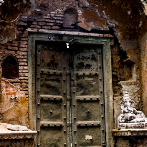 IMG08629  Reis Ladakh, India 2004 met Stichting Danja, www.danja.nl : India Ladakh 2004 Danja Delhi doors, doors, www.reisfotos.nl (c) J.M. van der Horst