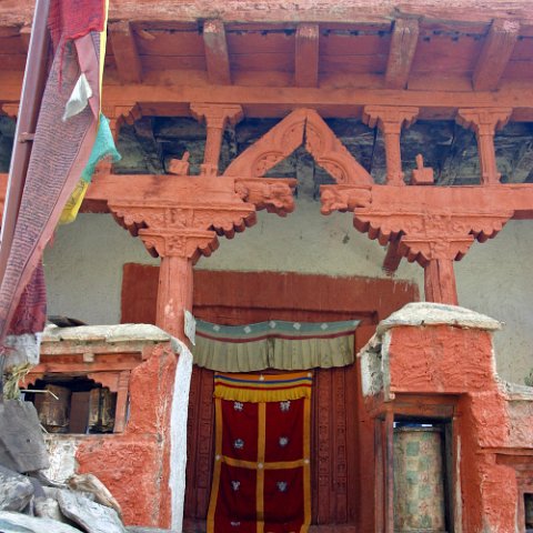 IMG10938  Reis Ladakh, India 2004 met Stichting Danja, www.danja.nl : Door, India Ladakh 2004 Danja* monasterie wanla temple* Wanla, doors, www.reisfotos.nl (c) J.M. van der Horst