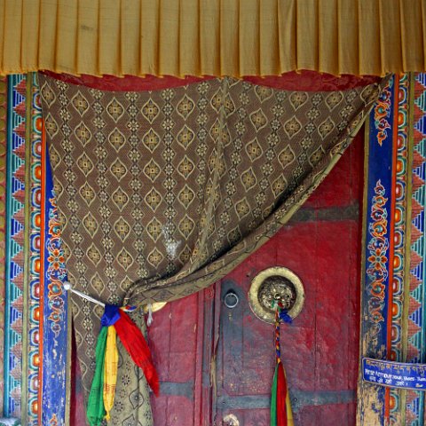 IMG12163  Reis Ladakh, India 2004 met Stichting Danja, www.danja.nl : India Ladakh 2004 Danja Monasterie Indus valley, India Ladakh 2004 Danja* Hemis doors, doors, www.reisfotos.nl (c) J.M. van der Horst