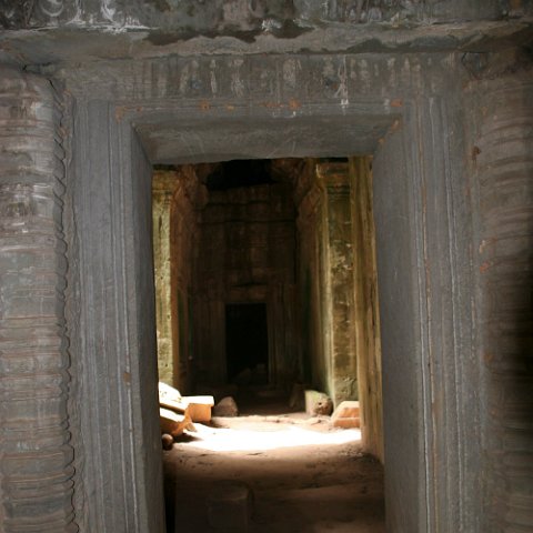 IMG 1949  Cambodja 2006 Siem Reap. : Angkor, Cambodia 2006 Ta Prohm tempel, doors, www.reisfotos.nl (c) J.M. van der Horst