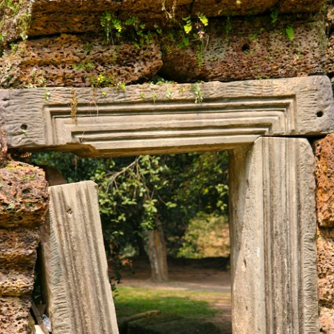 IMG 2002  Cambodja 2006 Siem Reap. : Angkor, Cambodia 2006 Ta Prohm tempel, doors, www.reisfotos.nl (c) J.M. van der Horst