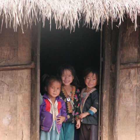 IMG 8559  Laos 2006 : Laos 2006 van louang Namtha naar Luang Prabang kids, doors, www.reisfotos.nl (c) J.M. van der Horst