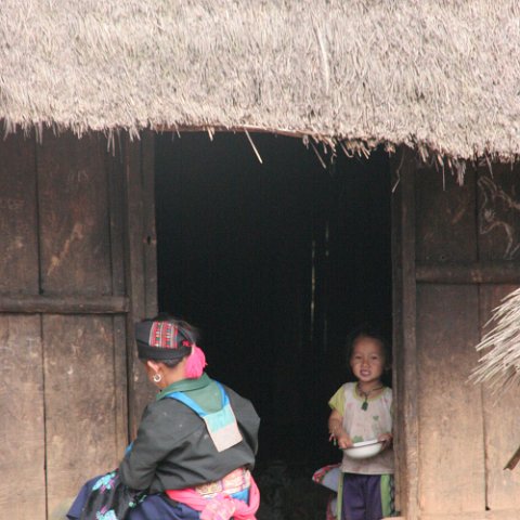 IMG 8560  Laos 2006 : Laos 2006 van louang Namtha naar Luang Prabang kids, doors, www.reisfotos.nl (c) J.M. van der Horst