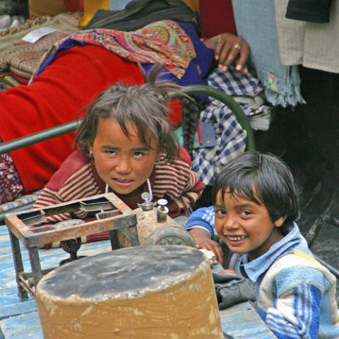 IMG09093  Reis Ladakh, India 2004 met Stichting Danja, www.danja.nl : India Ladakh 2004 Danja kids, Koksar, second highest motorable pass* Manali Highway kids, second highest motorable pass* Manali Highway* to koksar, www.reisfotos.nl (c) J.M. van der Horst