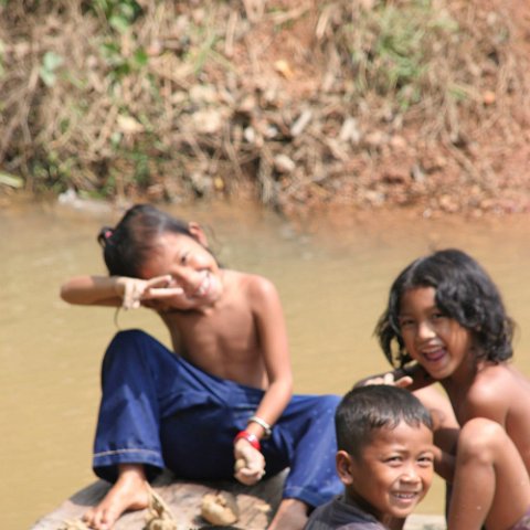 IMG 2270  Cambodja 2006 Siem Reap. : Cambodia 2006 Beng Mealea to Banteay srei kids, www.reisfotos.nl (c) J.M. van der Horst