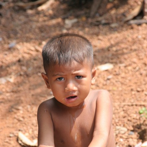 IMG 2287  Cambodja 2006 Siem Reap. : Cambodia 2006 Beng Mealea to Banteay srei kids, www.reisfotos.nl (c) J.M. van der Horst